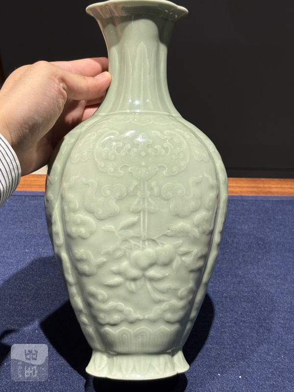 清乾隆 粉青釉模印福寿纹海棠瓶 - 图6